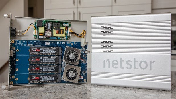 Đánh giá Netstor NA622TB3 Thunderbolt 3 SSD Enclosure - 4 SSDs và một PCIe Switch