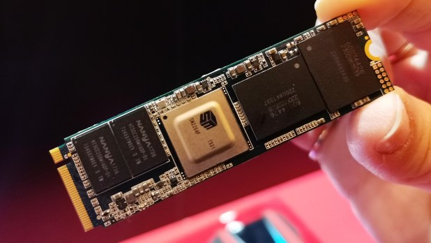 Xem xét SSD ADATA Displays SMI Gen4 (7GB/s) , SSD di động RGB đầu tiên | CES 2020 Update