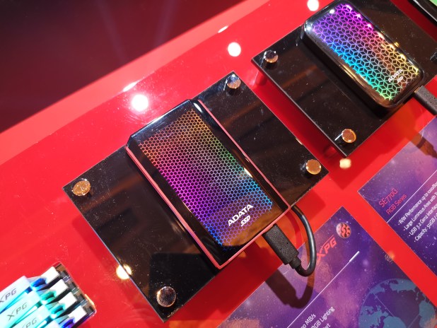 Xem xét SSD ADATA Displays SMI Gen4 (7GB/s) , SSD di động RGB đầu tiên | CES 2020 Update
